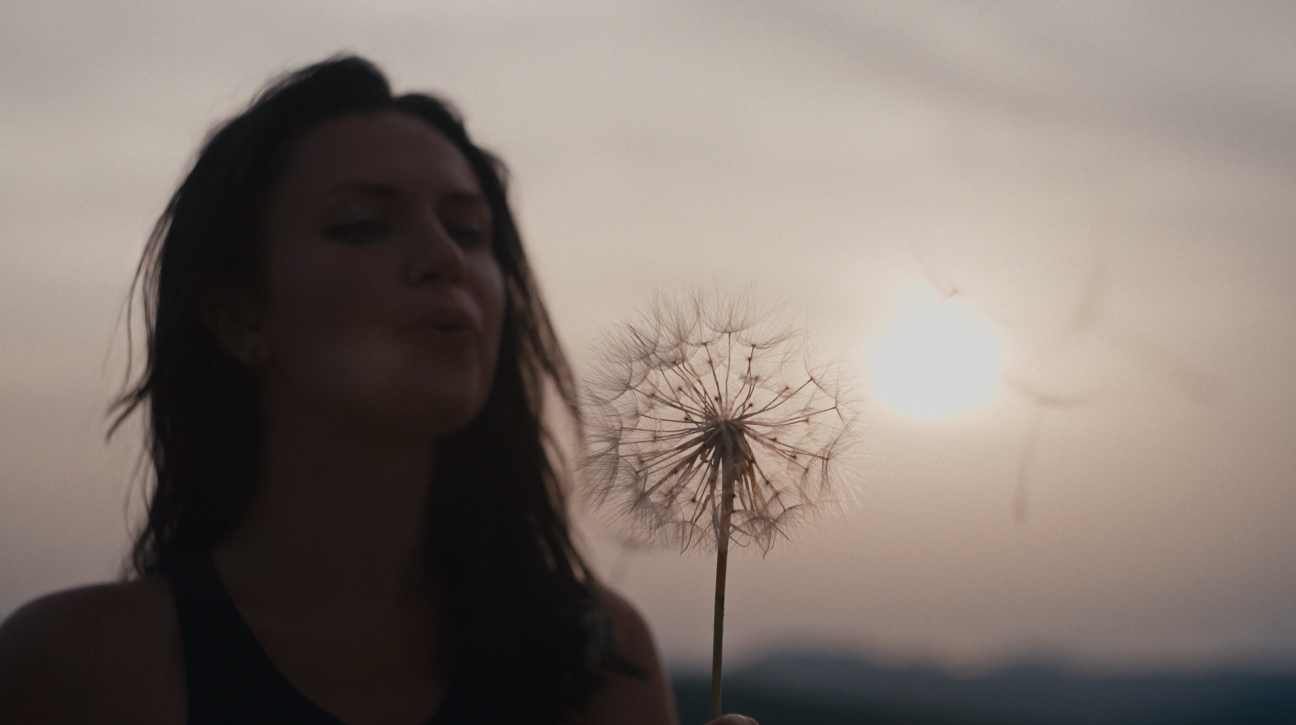 Krios - Thermo Fisher-Dandelion woman blowing