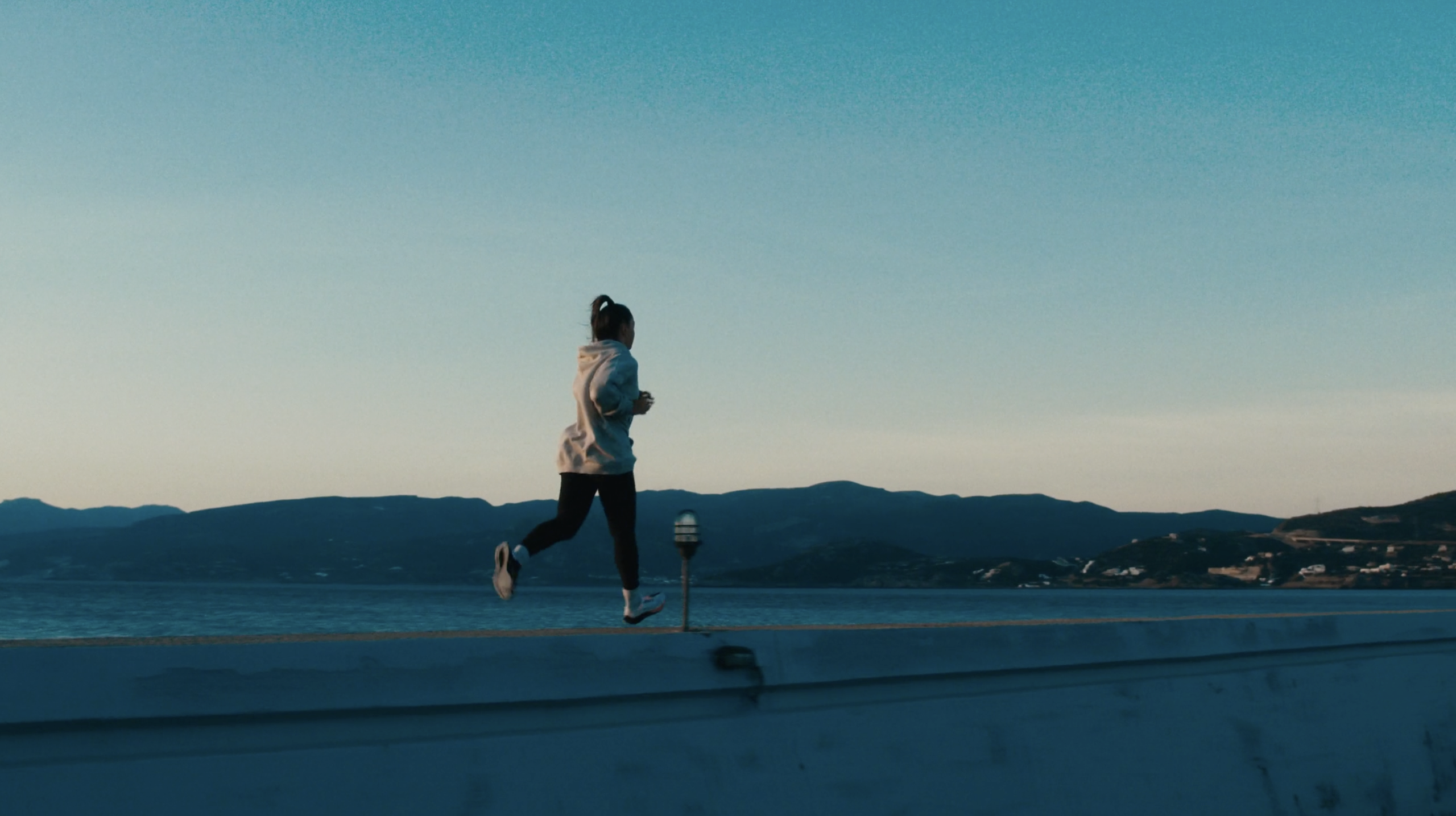 Woman running krios5 video thermo fisher scientific.png